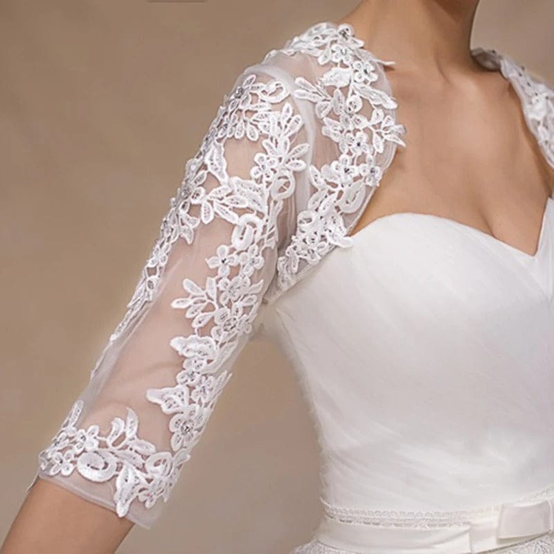Gros plan sur les détails de Bolero en Dentelle Mariage