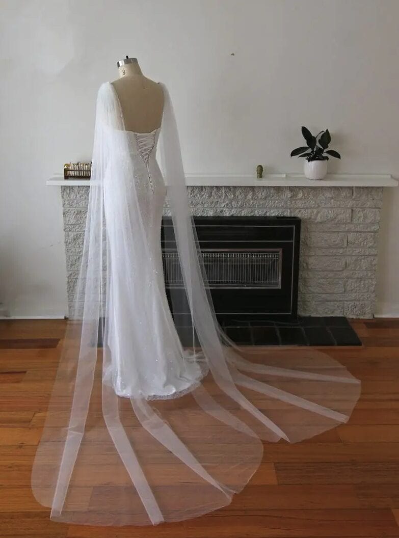 Cape de Mariee Chic en situation (vue détaillée)