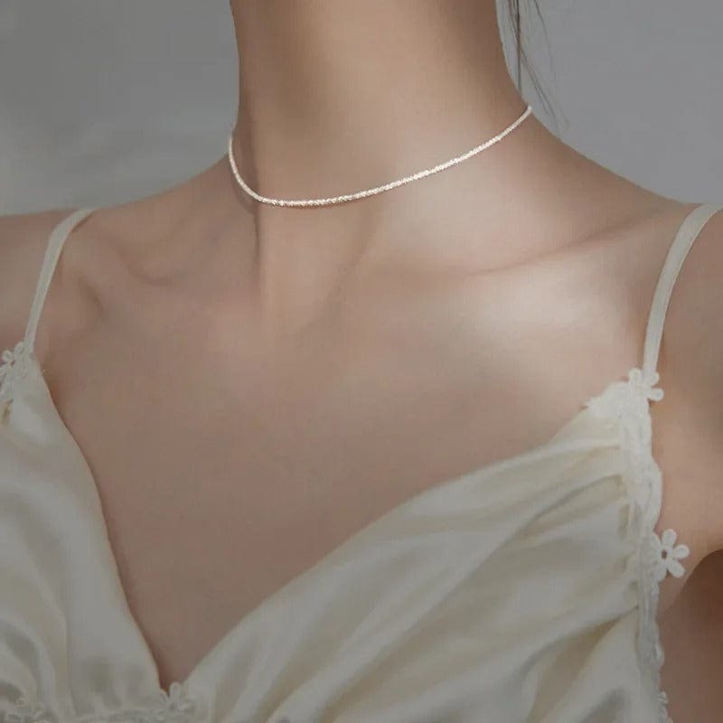 Gros plan sur les détails de Collier Mariee Ras de Cou