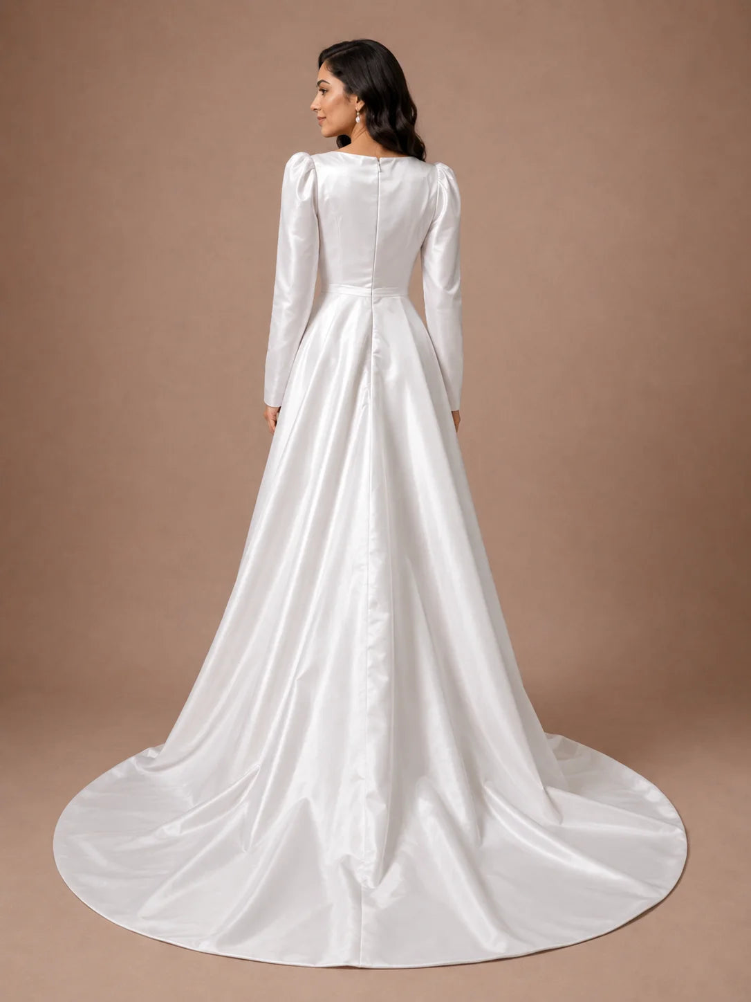 Robe de mariée en satin à manches longues