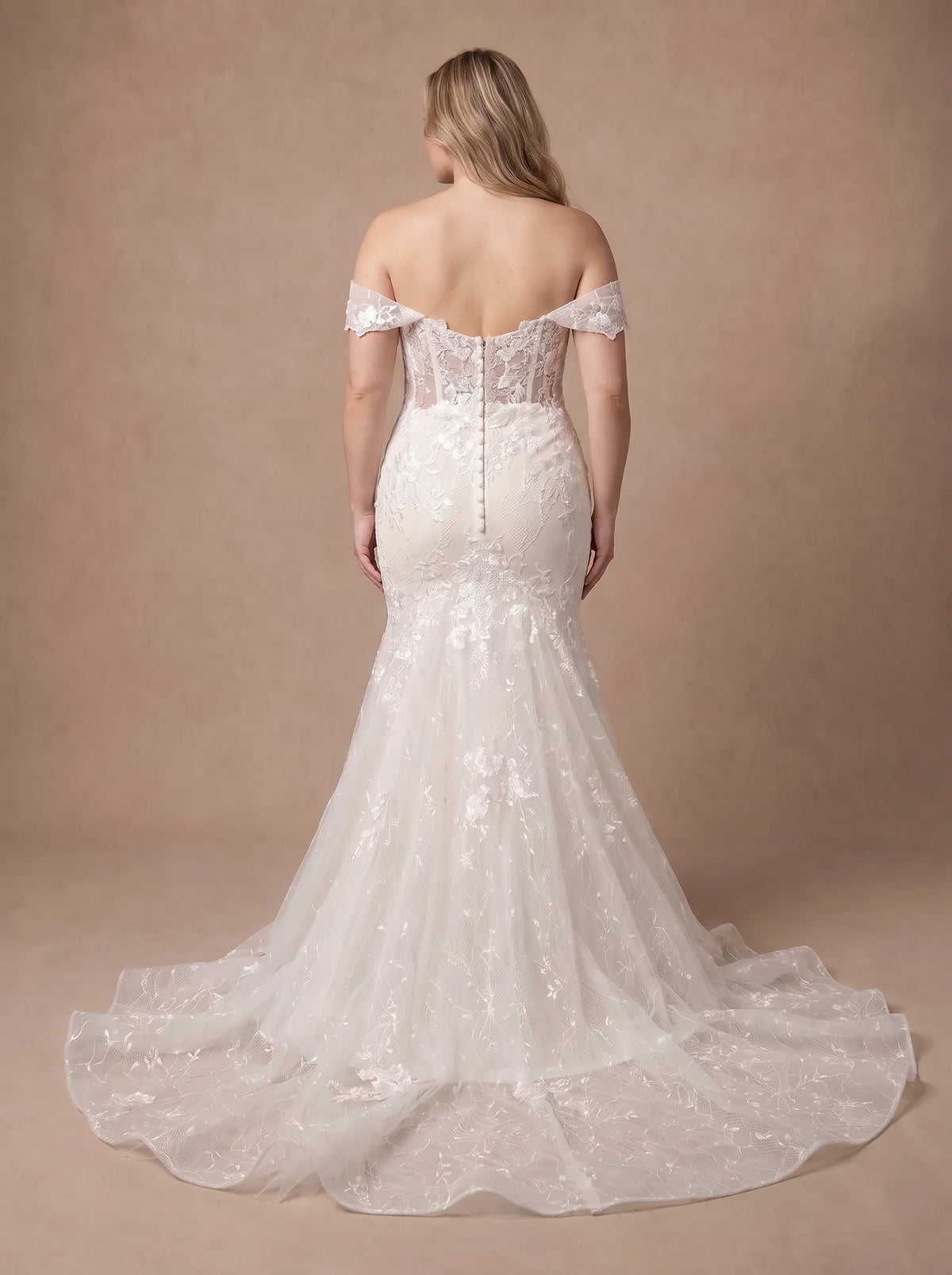 Robe de mariée sirène femme ronde à bustier corseté en dentelle