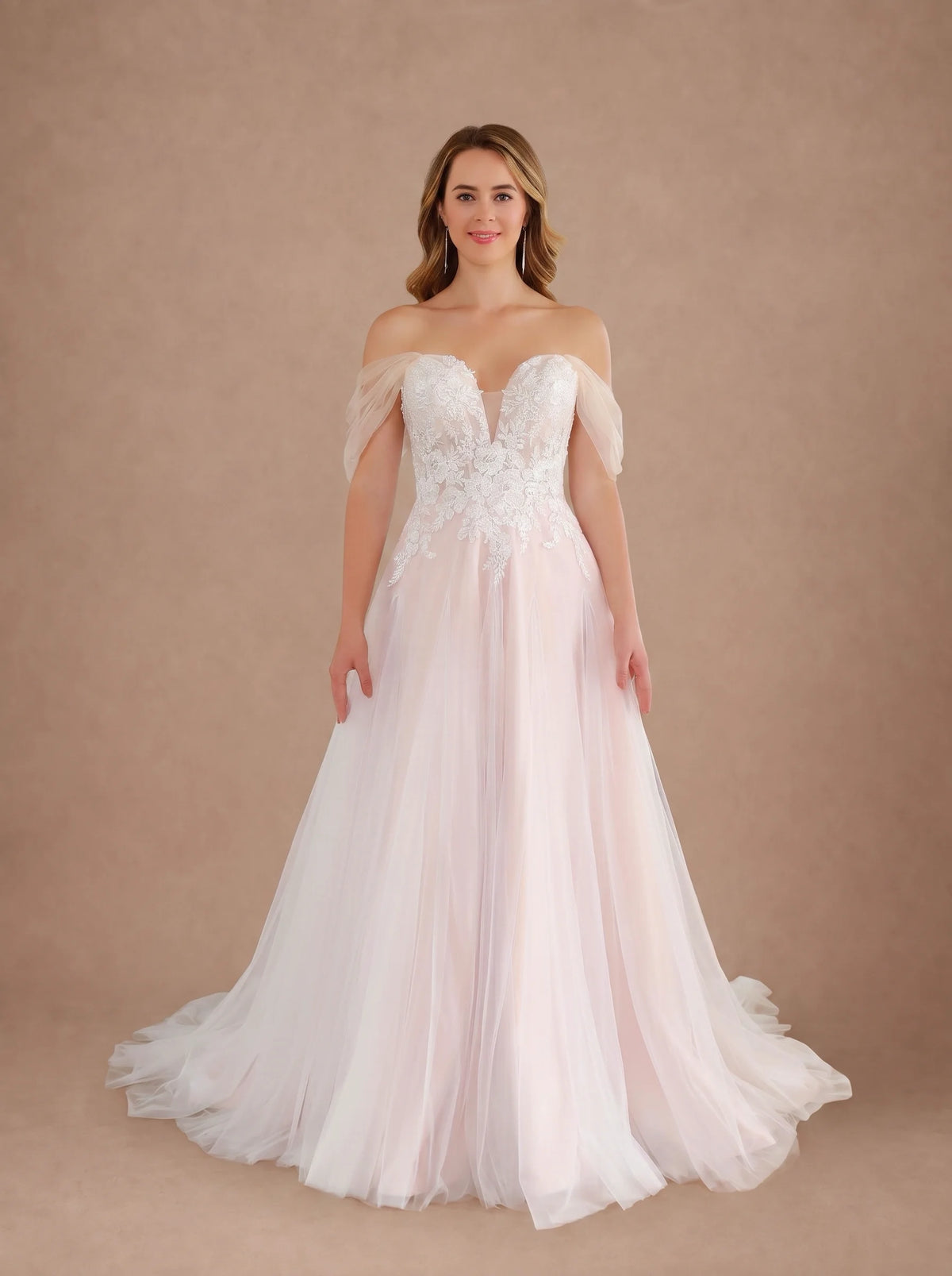 Robe de mariée bustier rose poudré en dentelle fleurie