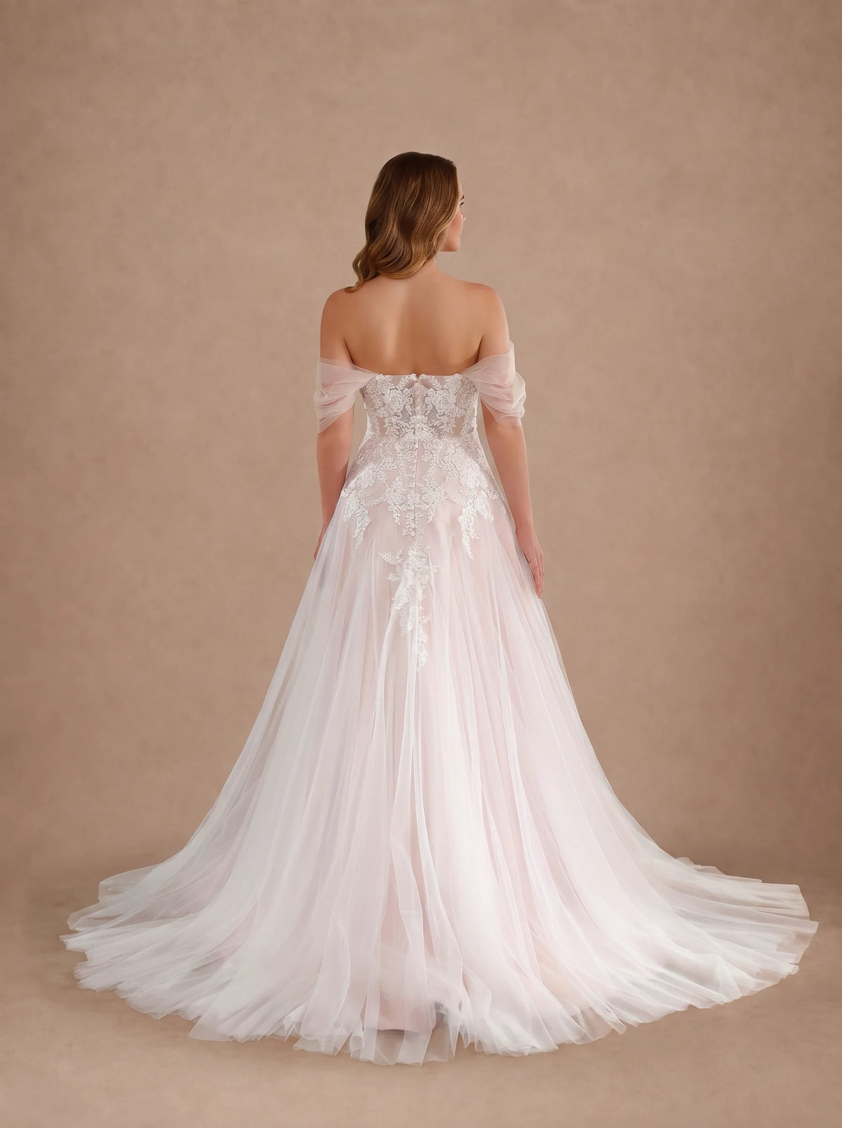Robe de mariée bustier rose poudré en dentelle fleurie