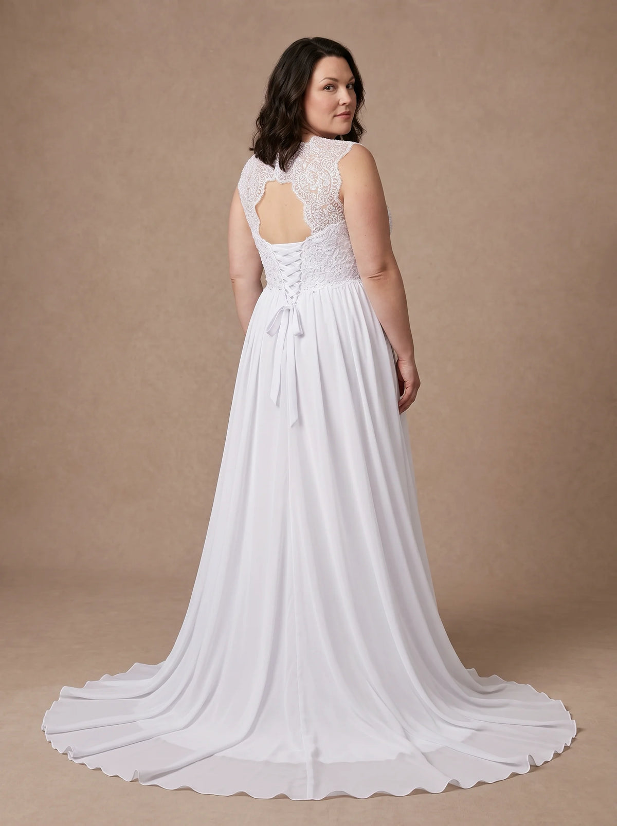 Robe de mariée femme ronde à bustier en dentelle et dos lacé