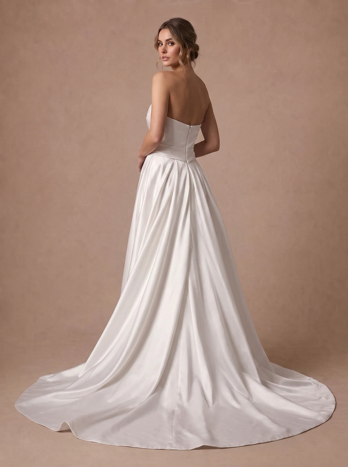 Robe de mariée sirène en satin drapé à traîne amovible