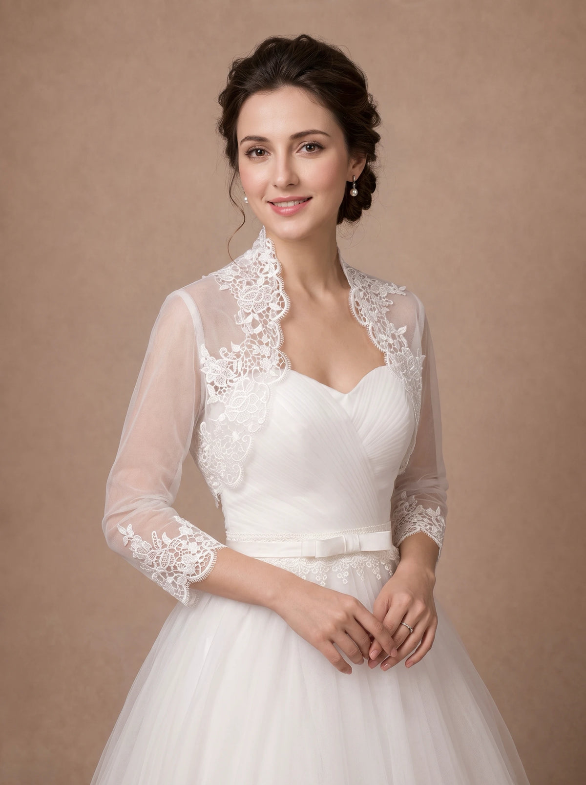 Veste de mariée courte en dentelle à manches 3/4