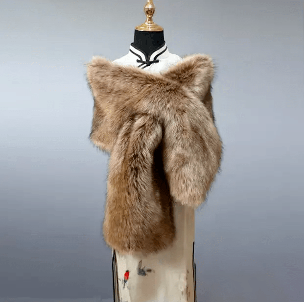 Cape de Mariee en Fausse Fourrure vue de dos