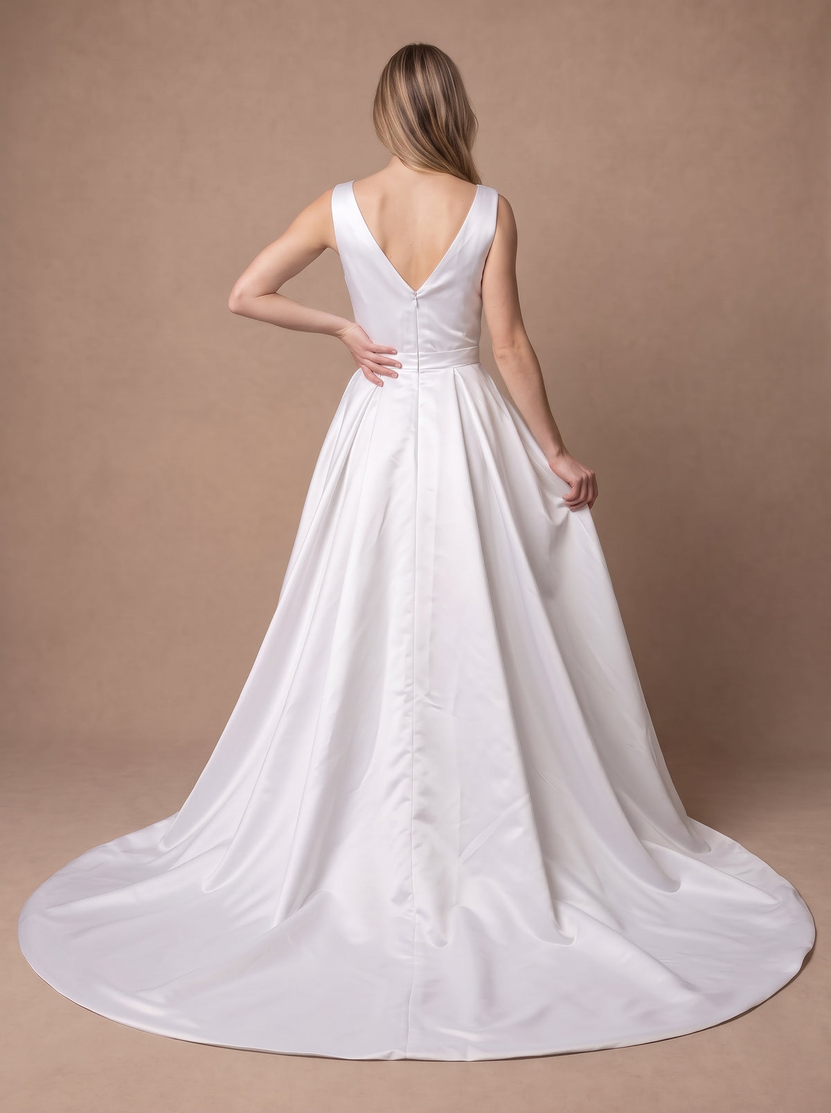 Robe de mariée princesse en satin à longue traîne — Modèle — dos