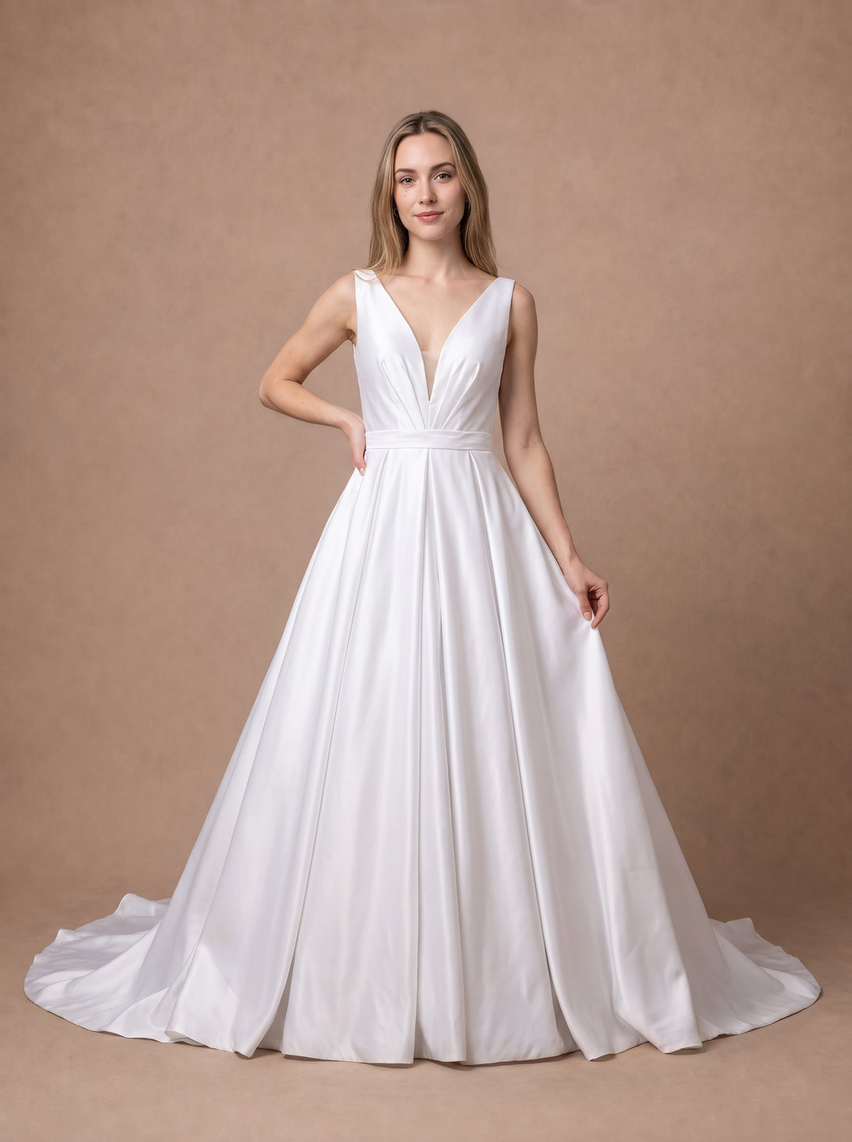 Robe de mariée princesse en satin à longue traîne — Modèle — face