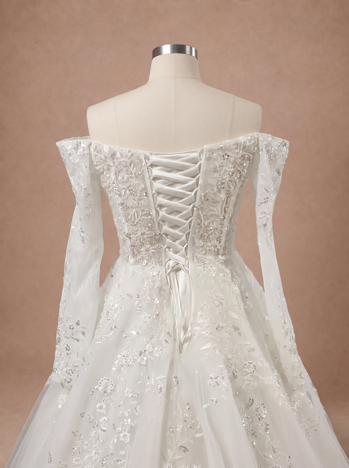 Robe de mariée blanche pailletée — Mannequin — détail dos