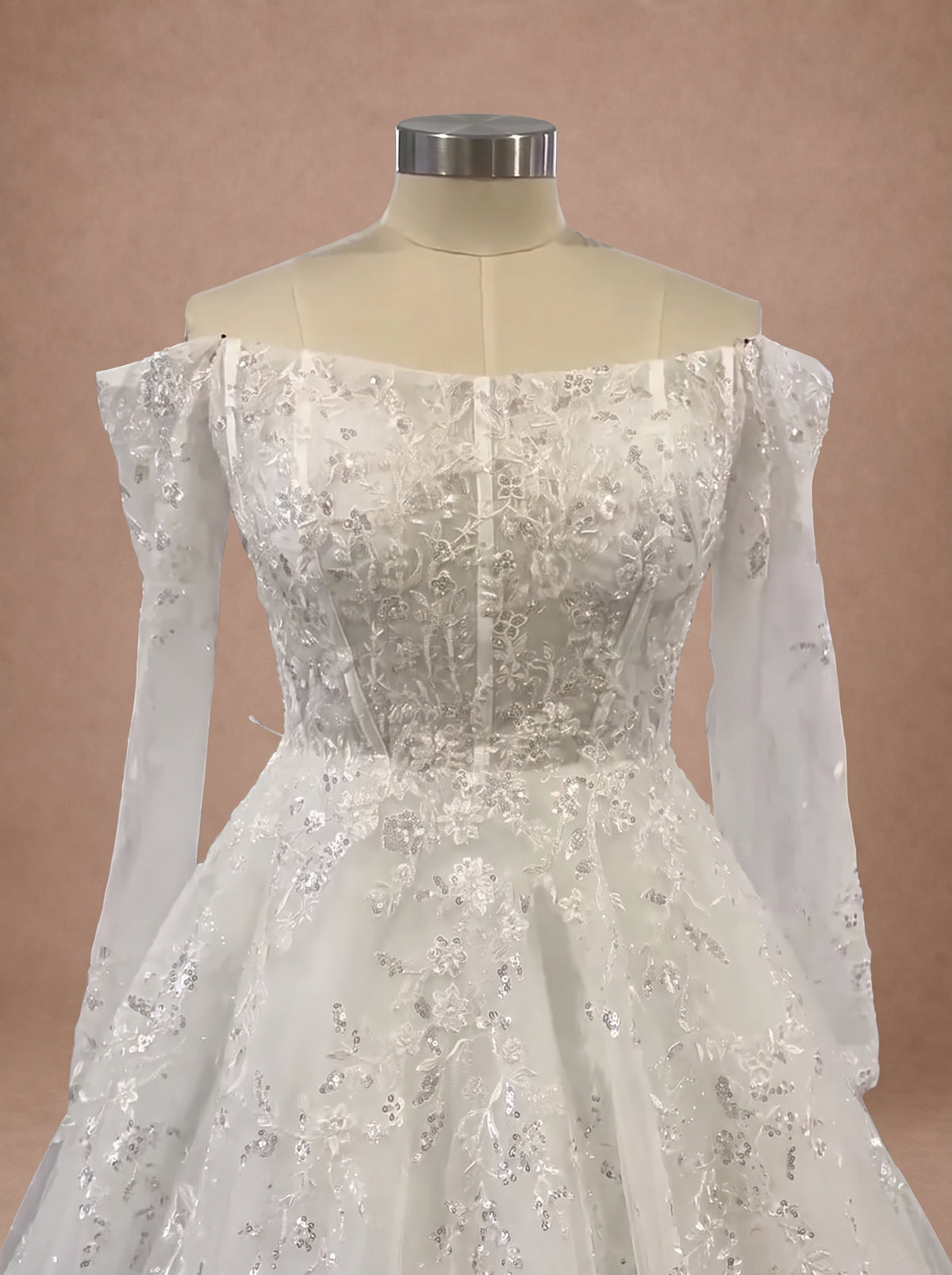 Robe de mariée blanche pailletée — Mannequin — détail buste