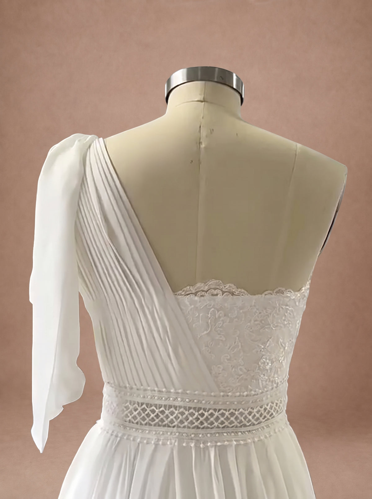 Robe de mariée bohème asymétrique à une épaule — Mannequin — détail dos