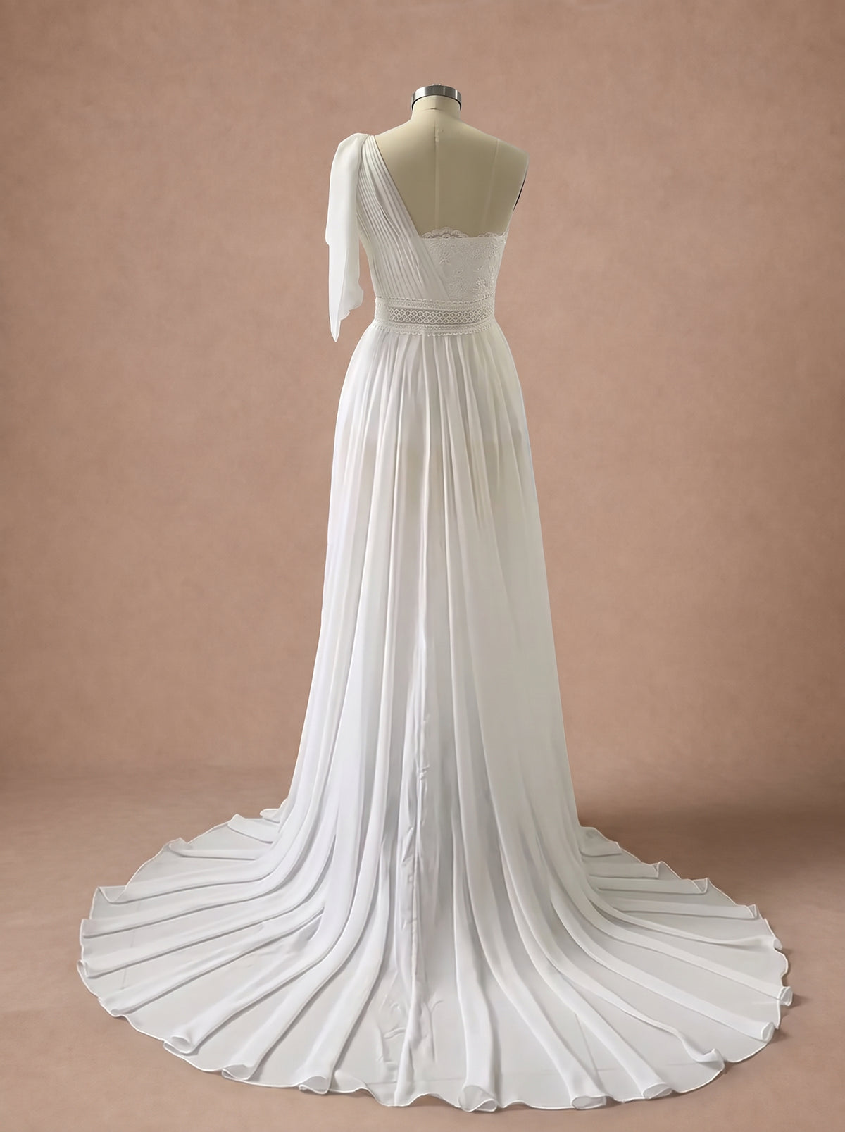 Robe de mariée bohème asymétrique à une épaule — Mannequin — dos entier