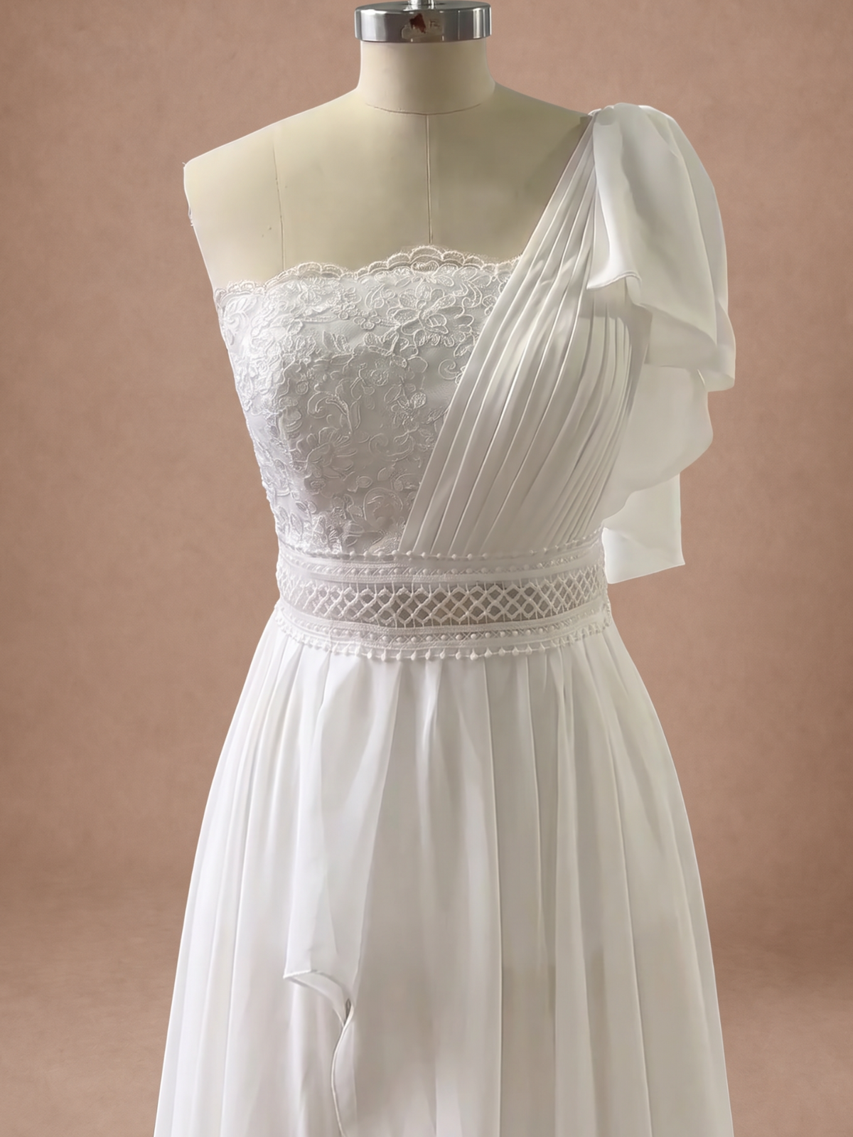 Robe de mariée bohème asymétrique à une épaule — Mannequin — détail buste