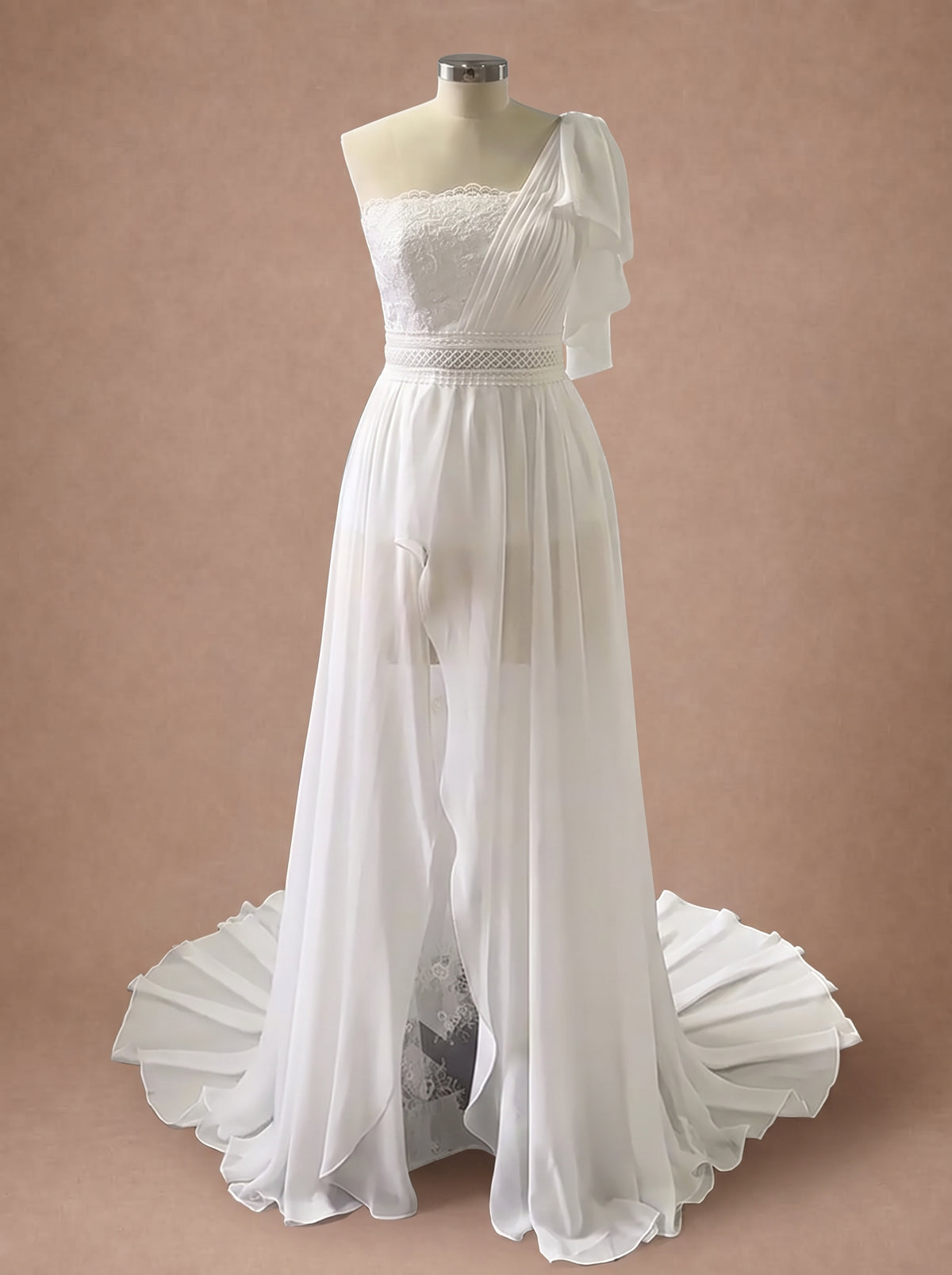 Robe de mariée bohème asymétrique à une épaule — Mannequin — face entière