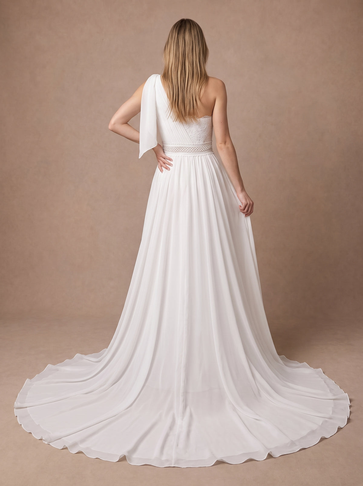 Robe de mariée bohème asymétrique à une épaule — Modèle — dos