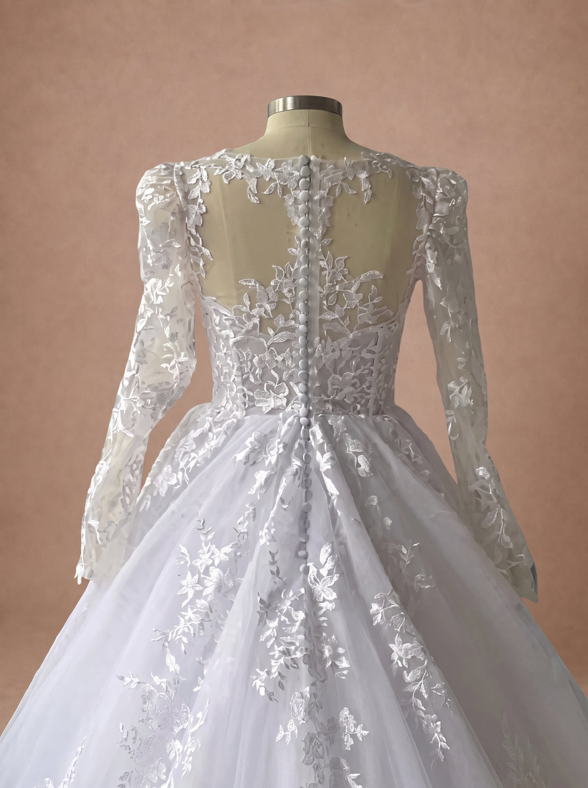 Robe de mariée bohème à manches longues — Mannequin — détail dos