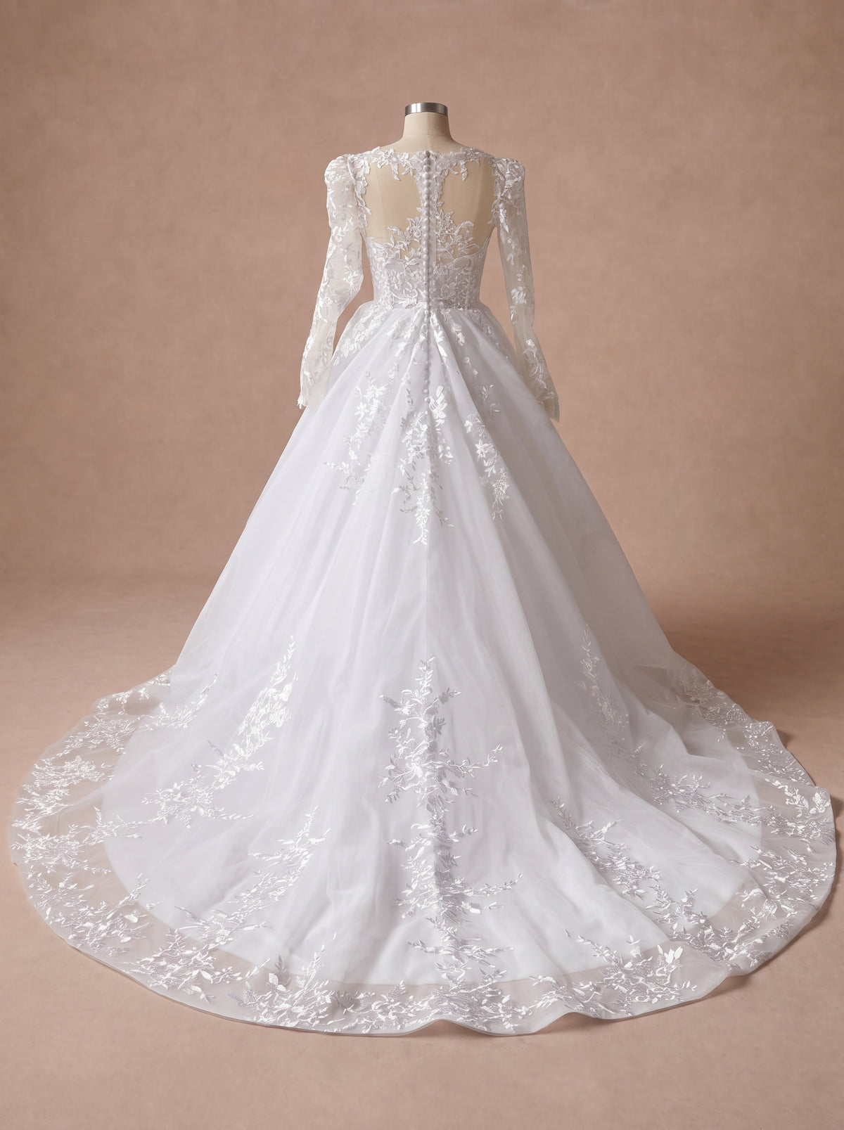 Robe de mariée bohème à manches longues — Mannequin — dos entier