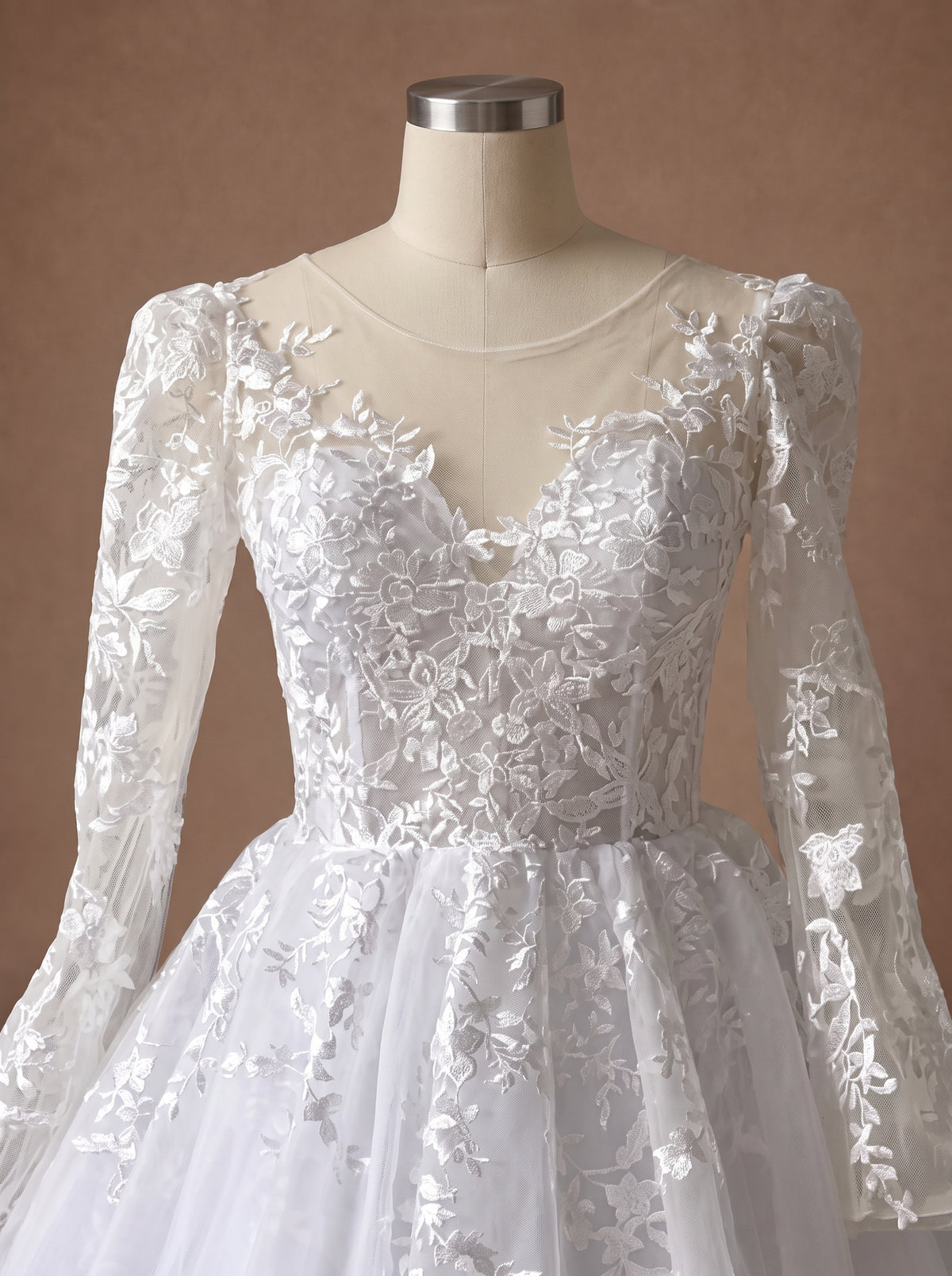 Robe de mariée bohème à manches longues — Mannequin — détail buste