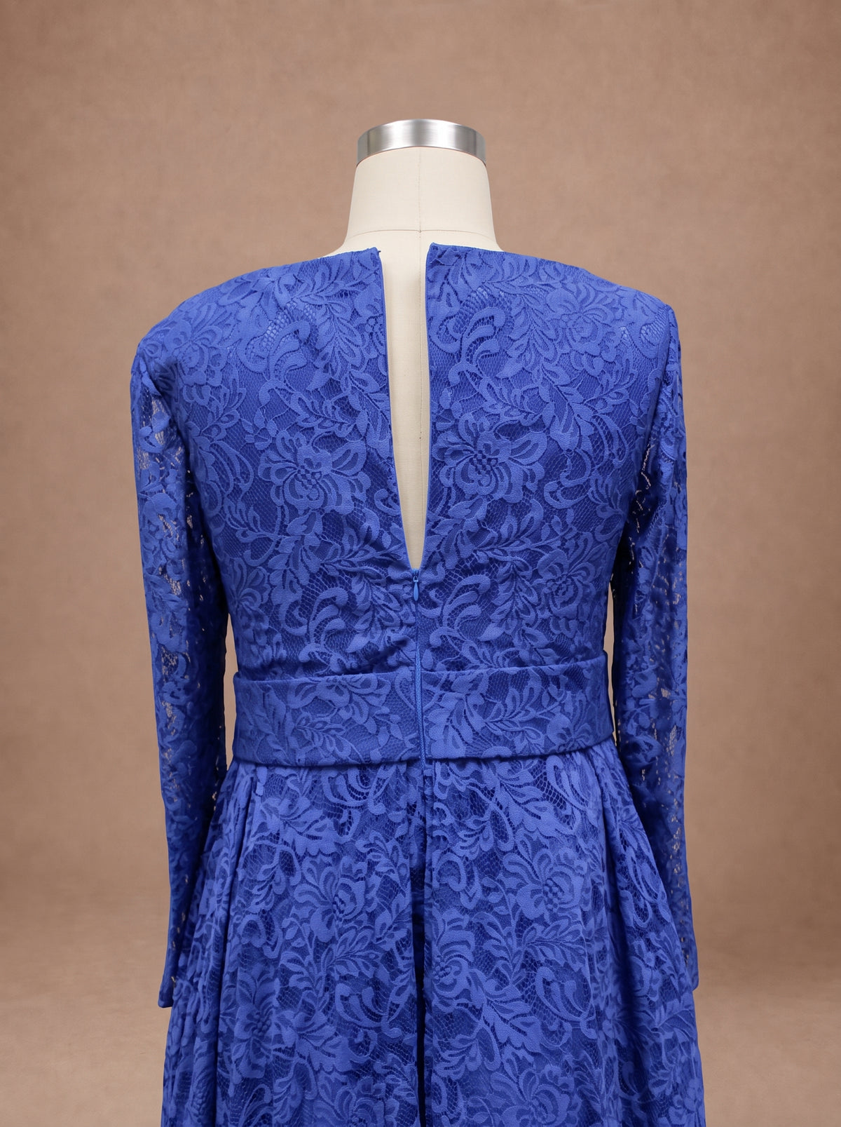 Robe de mariée bohème bleue pour femme ronde — Mannequin — détail dos