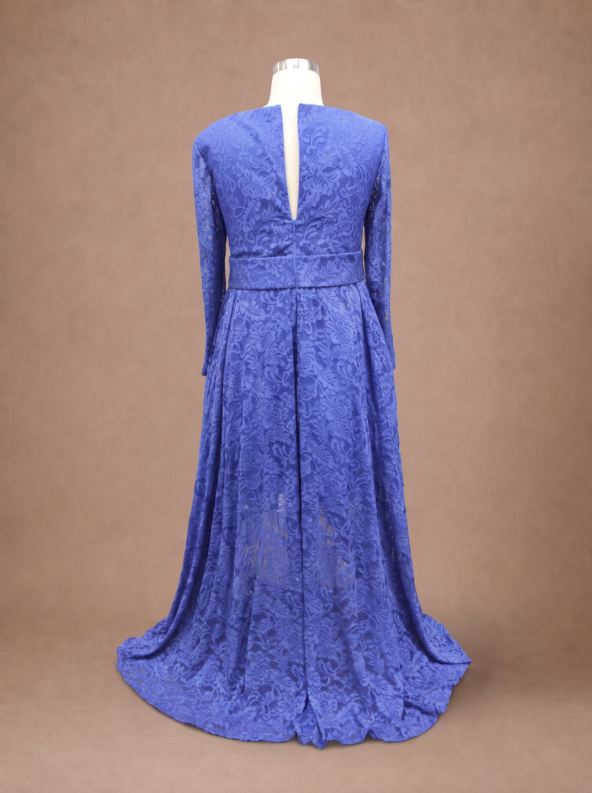 Robe de mariée bohème bleue pour femme ronde — Mannequin — dos entier