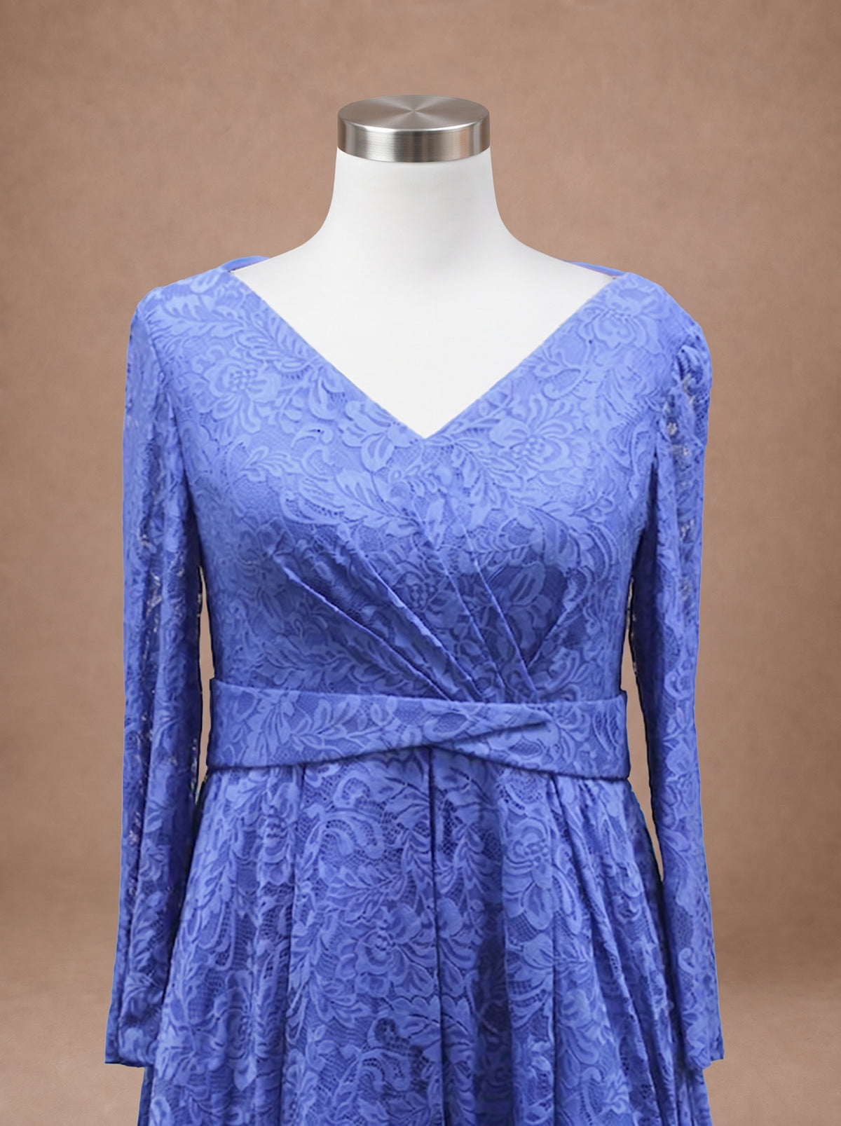 Robe de mariée bohème bleue pour femme ronde — Mannequin — détail buste