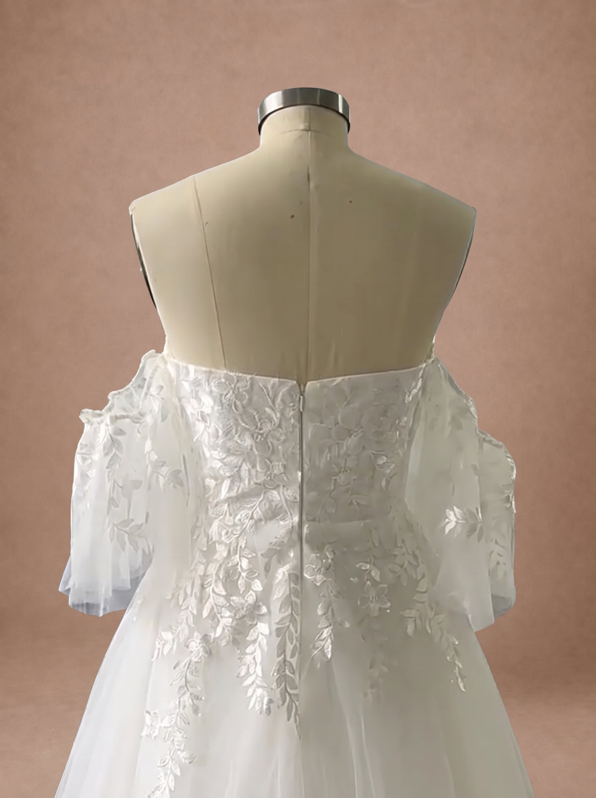 Robe de mariée bohème moderne à épaules dénudées — Mannequin — détail dos