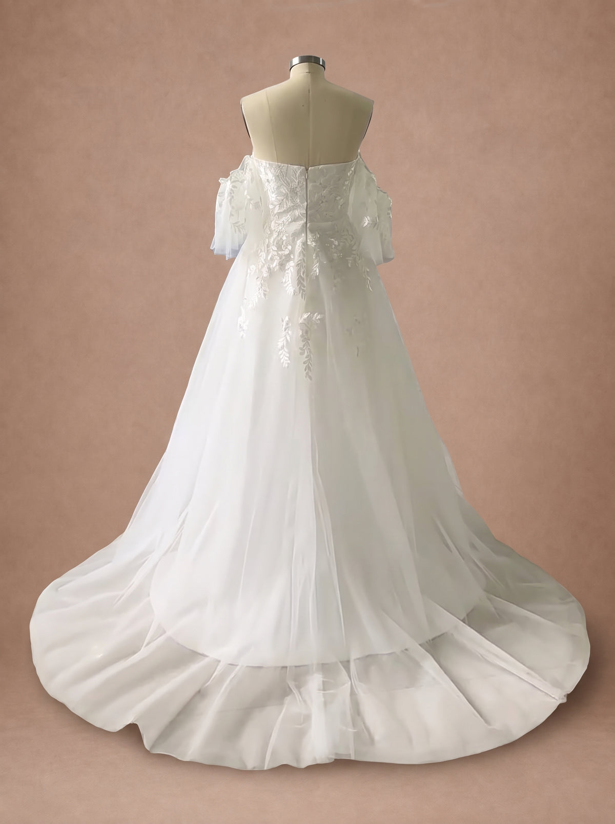 Robe de mariée bohème moderne à épaules dénudées — Mannequin — dos entier