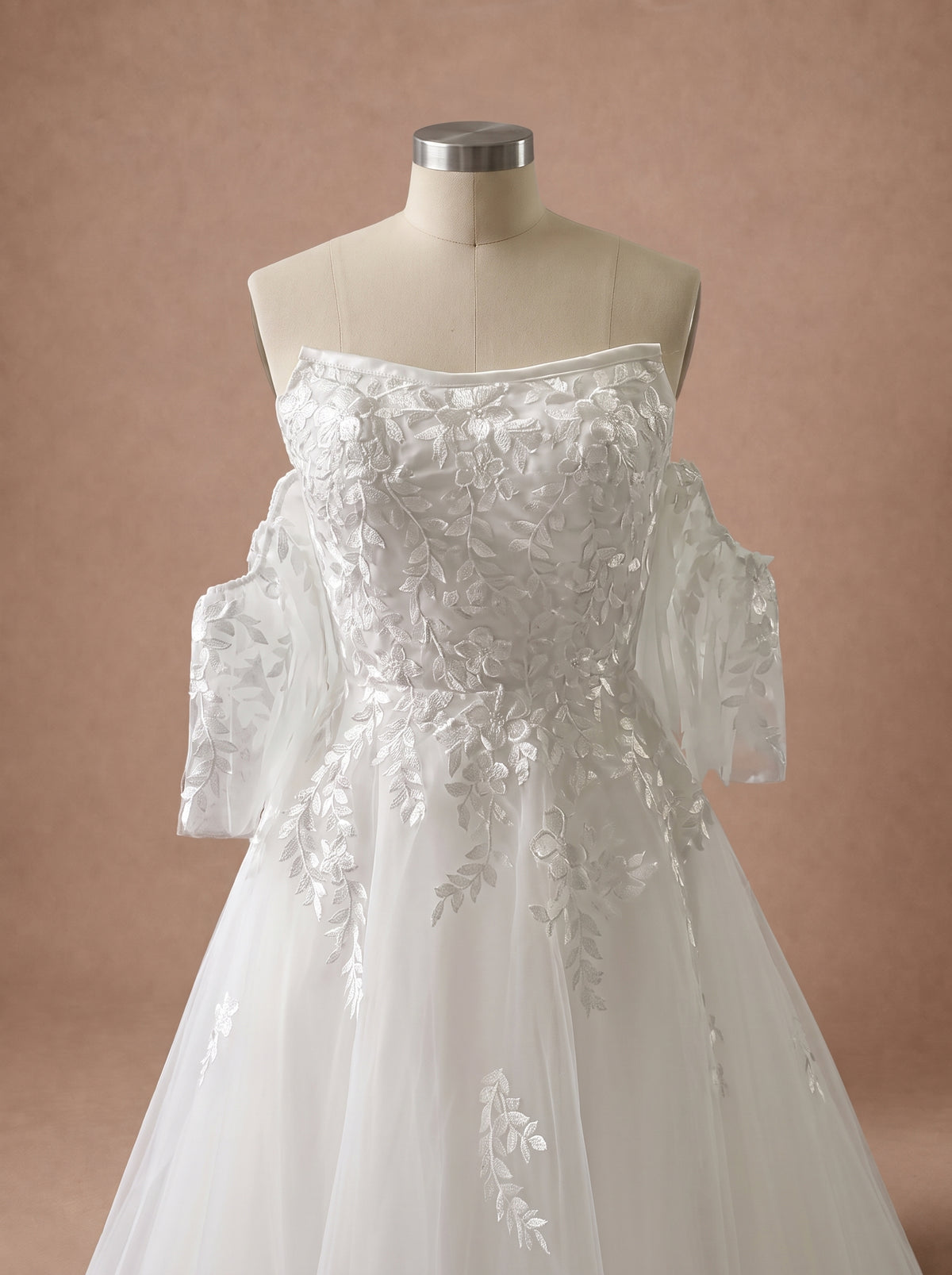 Robe de mariée bohème moderne à épaules dénudées — Mannequin — détail buste