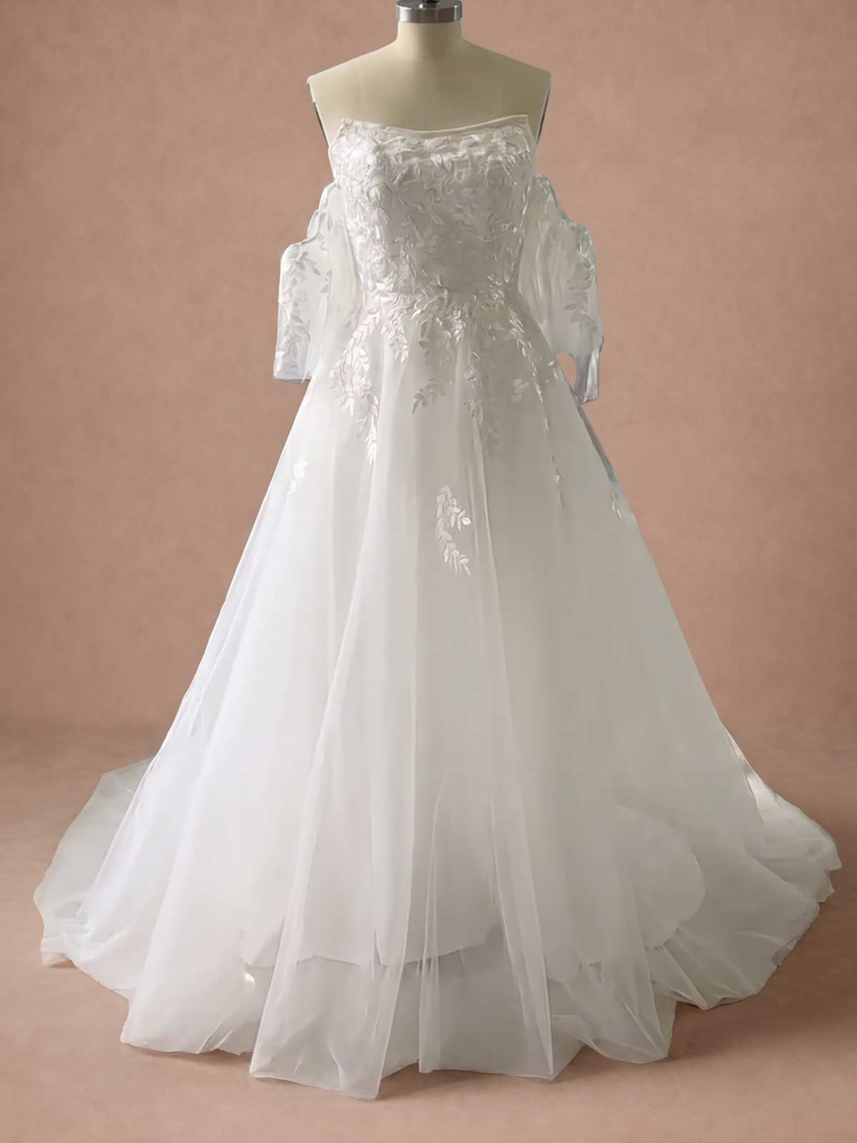 Robe de mariée bohème moderne à épaules dénudées — Mannequin — face entière