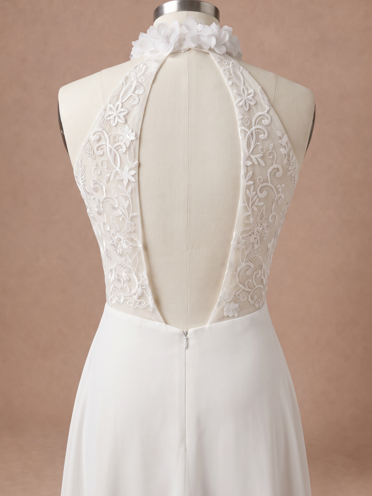 Robe de mariée bohème pas cher à col montant en dentelle — Mannequin — détail dos
