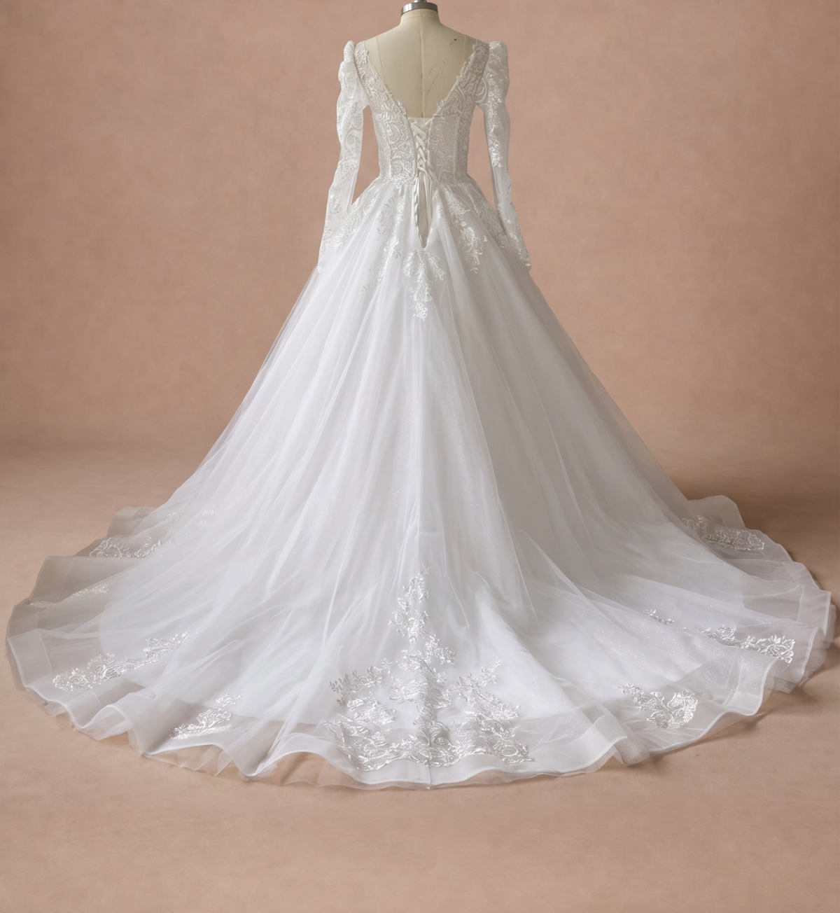 Robe de mariée bohème princesse à épaules structurées — Mannequin — dos entier