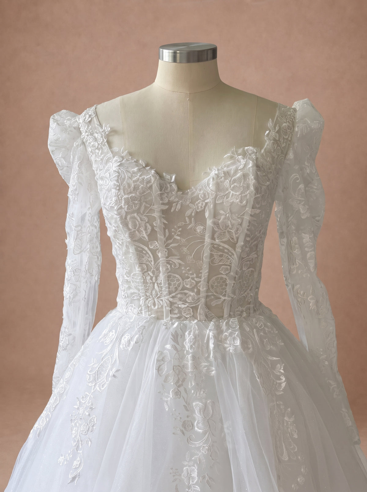 Robe de mariée bohème princesse à épaules structurées — Mannequin — détail buste