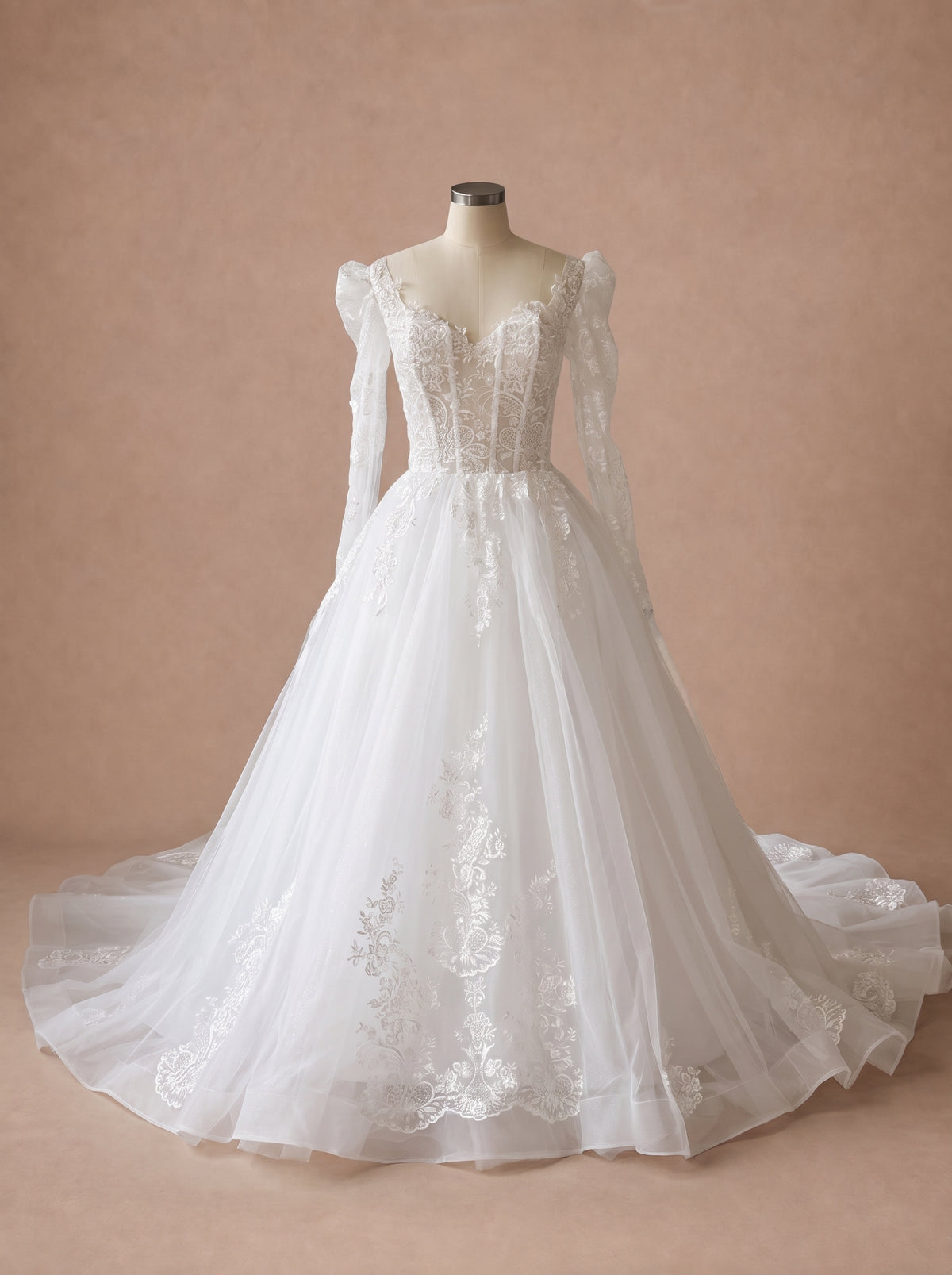Robe de mariée bohème princesse à épaules structurées — Mannequin — face entière