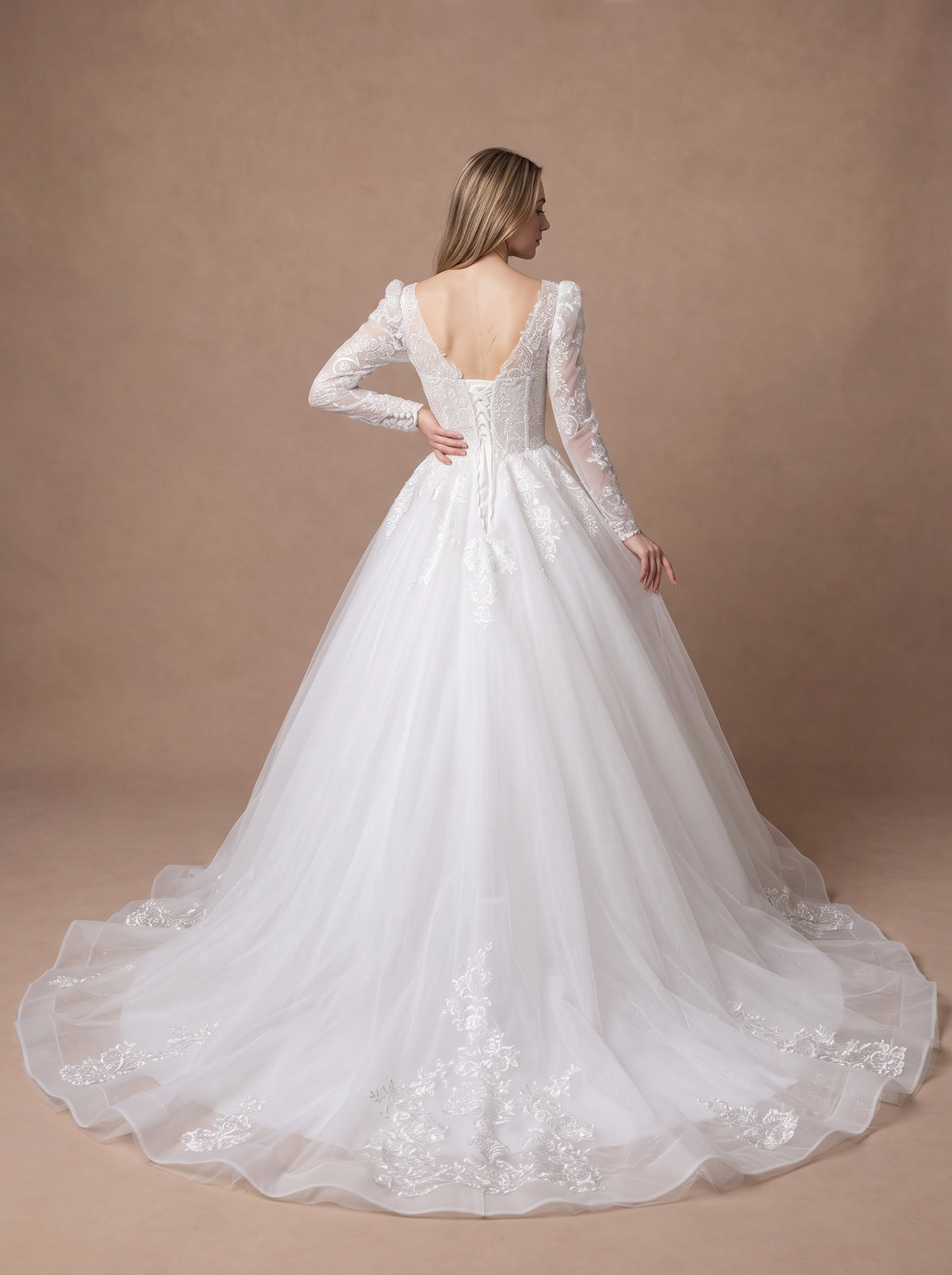 Robe de mariée bohème princesse à épaules structurées — Modèle — dos