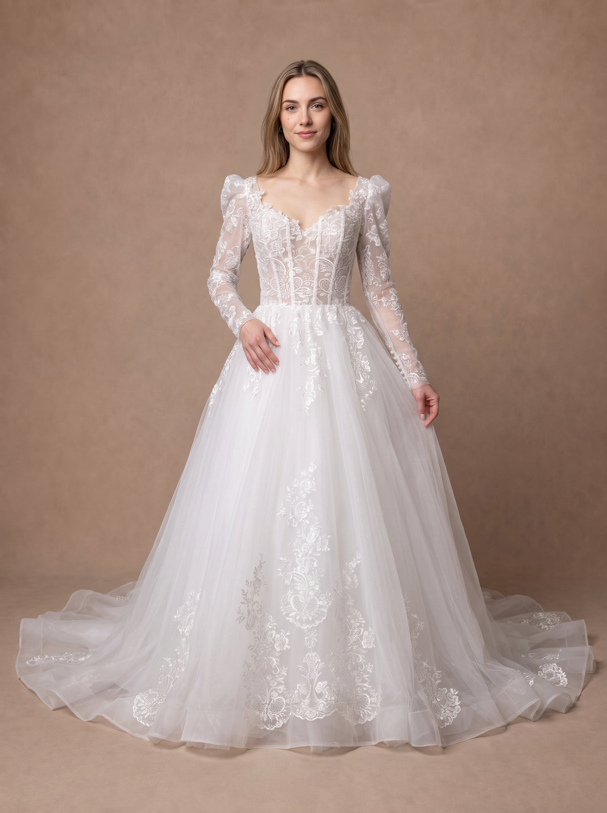 Robe de mariée bohème princesse à épaules structurées — Modèle — face