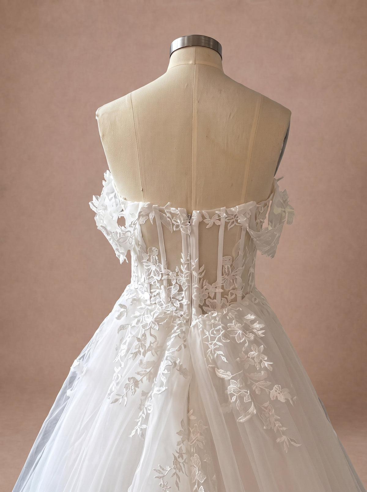 Robe de mariée bohème sexy à décolleté plongeant — Mannequin — détail dos