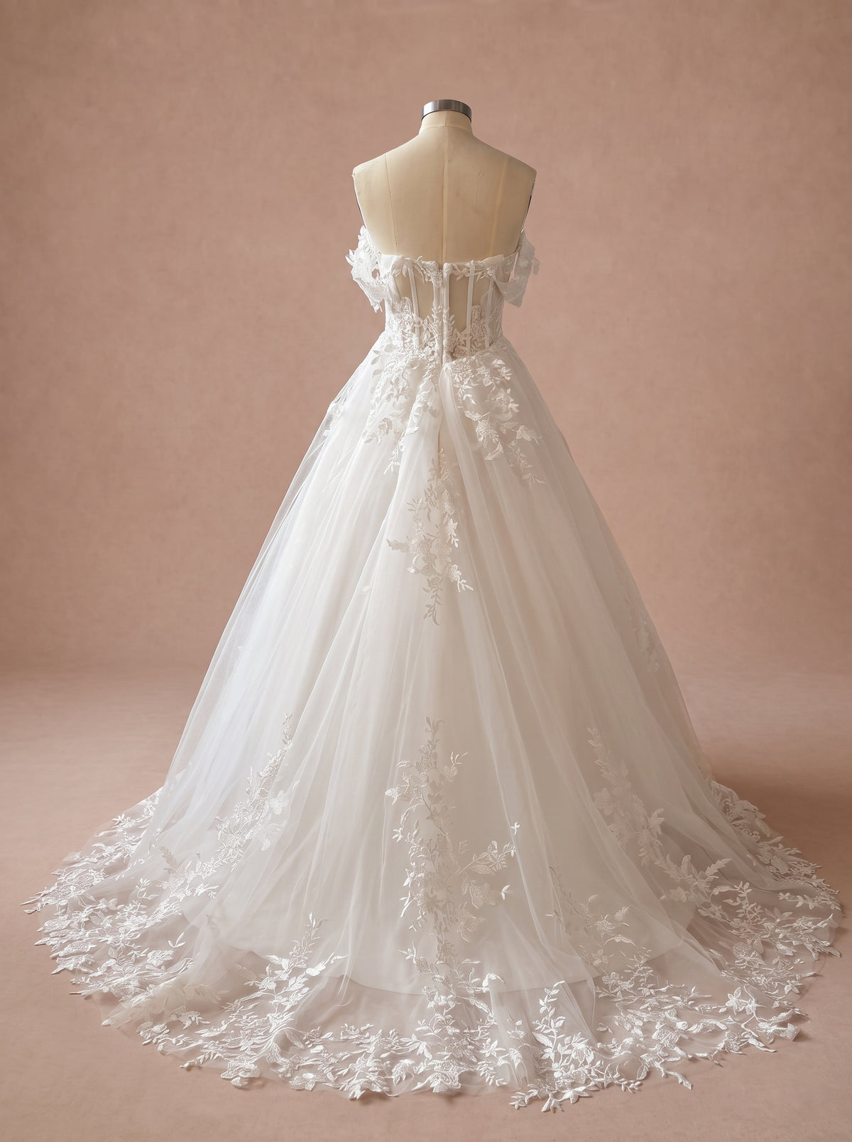 Robe de mariée bohème sexy à décolleté plongeant — Mannequin — dos entier