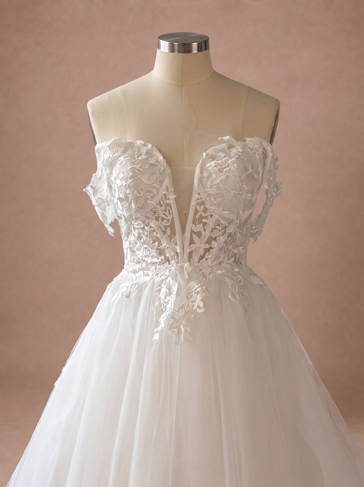 Robe de mariée bohème sexy à décolleté plongeant — Mannequin — détail buste