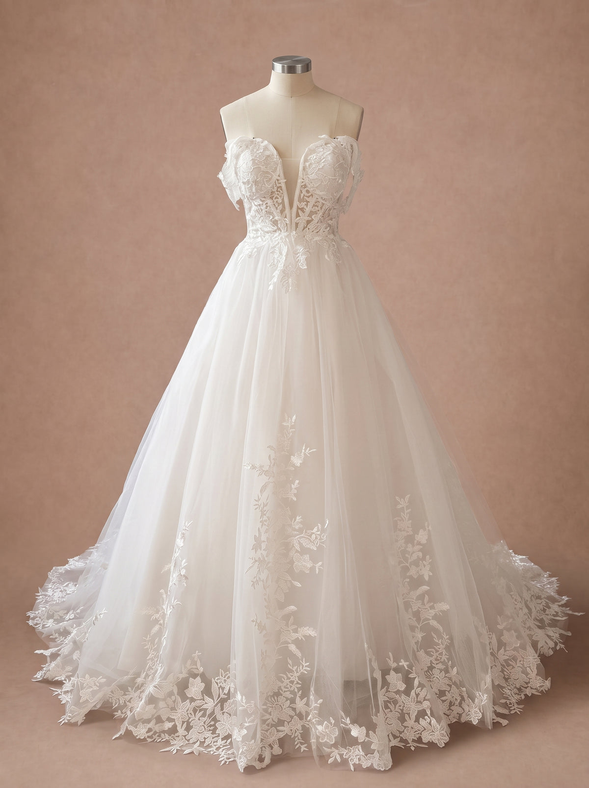 Robe de mariée bohème sexy à décolleté plongeant — Mannequin — face entière