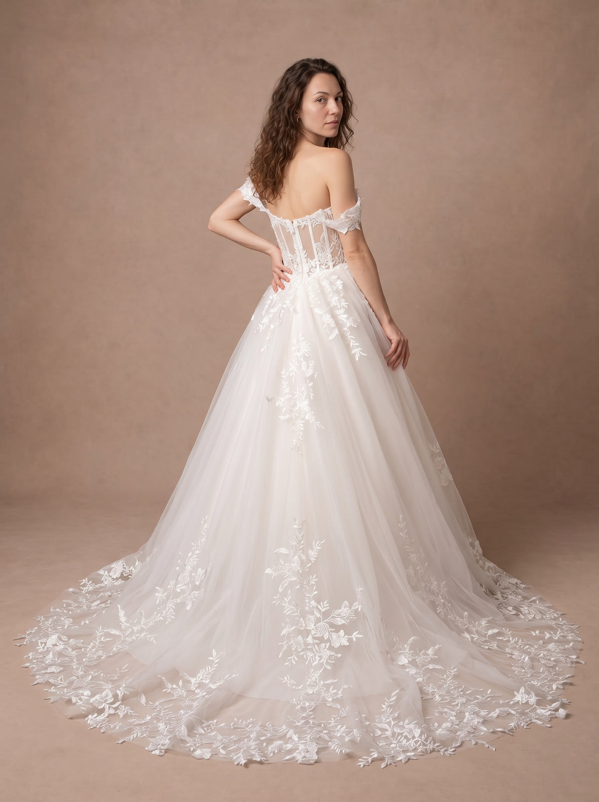 Robe de mariée bohème sexy à décolleté plongeant — Modèle — dos
