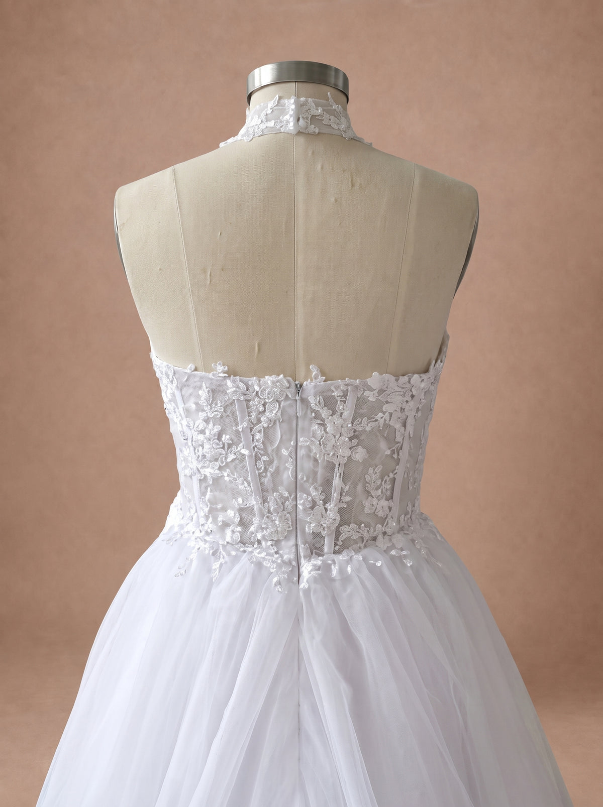 Robe de mariée bohème vintage à col montant en dentelle — Mannequin — détail dos