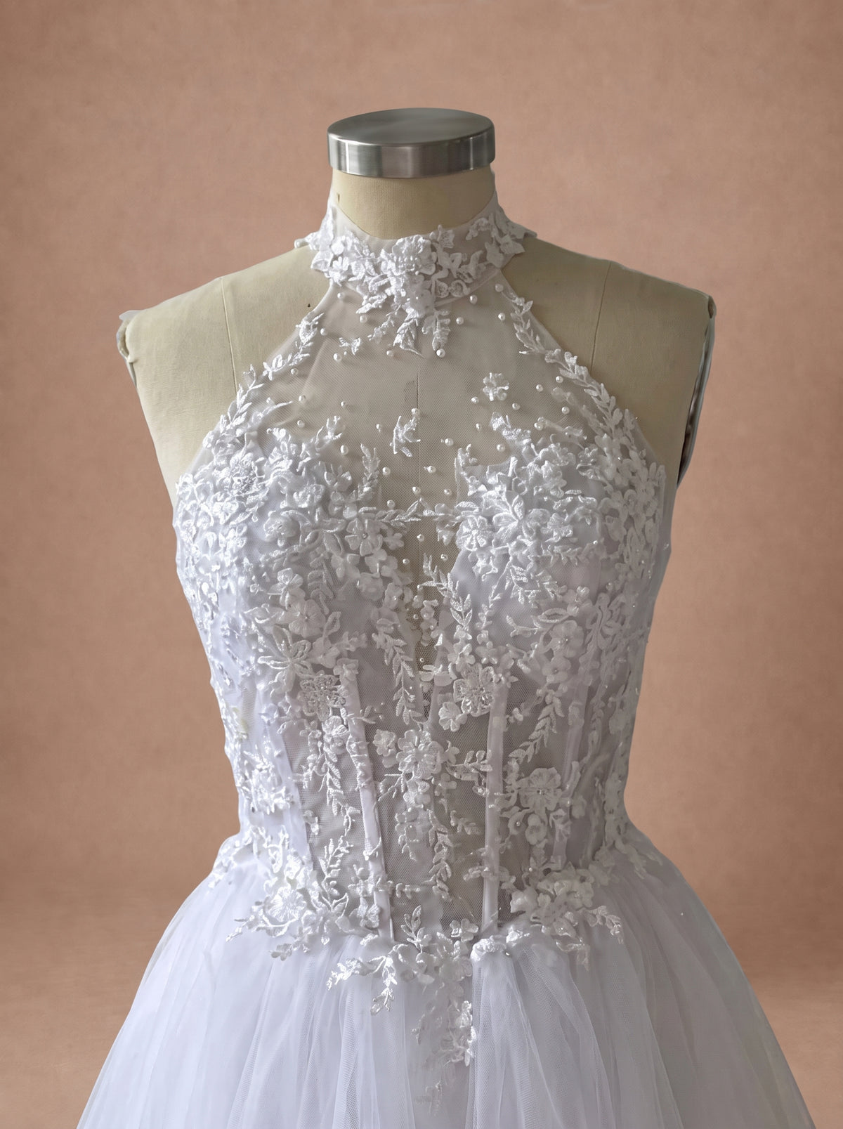 Robe de mariée bohème vintage à col montant en dentelle — Mannequin — détail buste