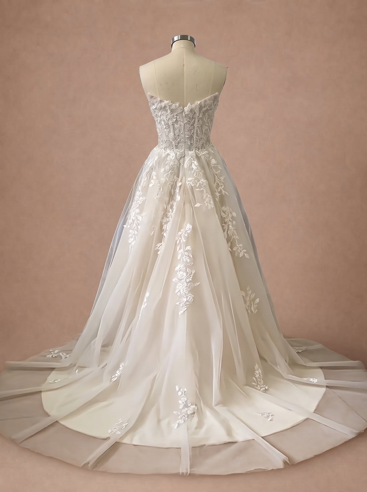 Robe de mariée bustier bohème champagne en dentelle — Mannequin — dos entier