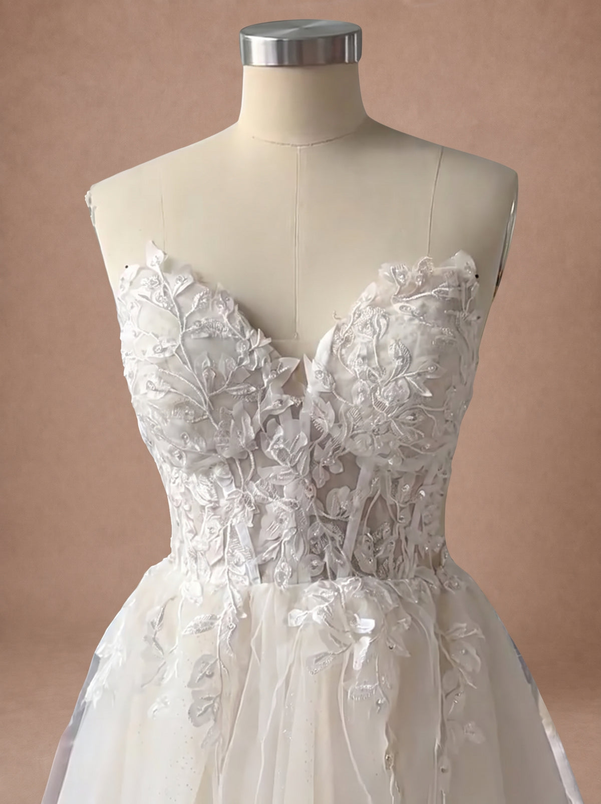 Robe de mariée bustier bohème champagne en dentelle — Mannequin — détail buste