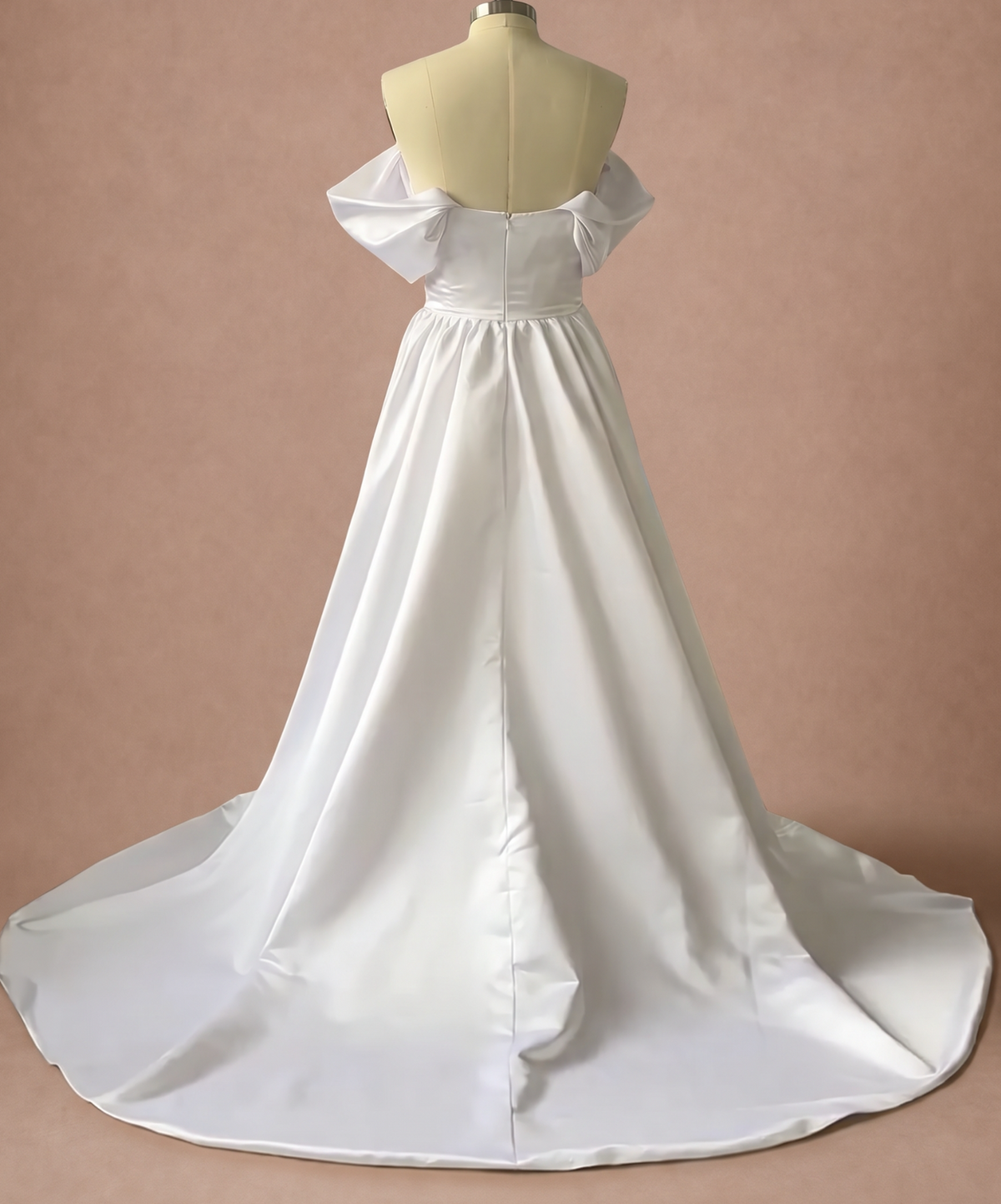 Robe de mariée bustier en satin à épaules dénudées — Mannequin — détail dos