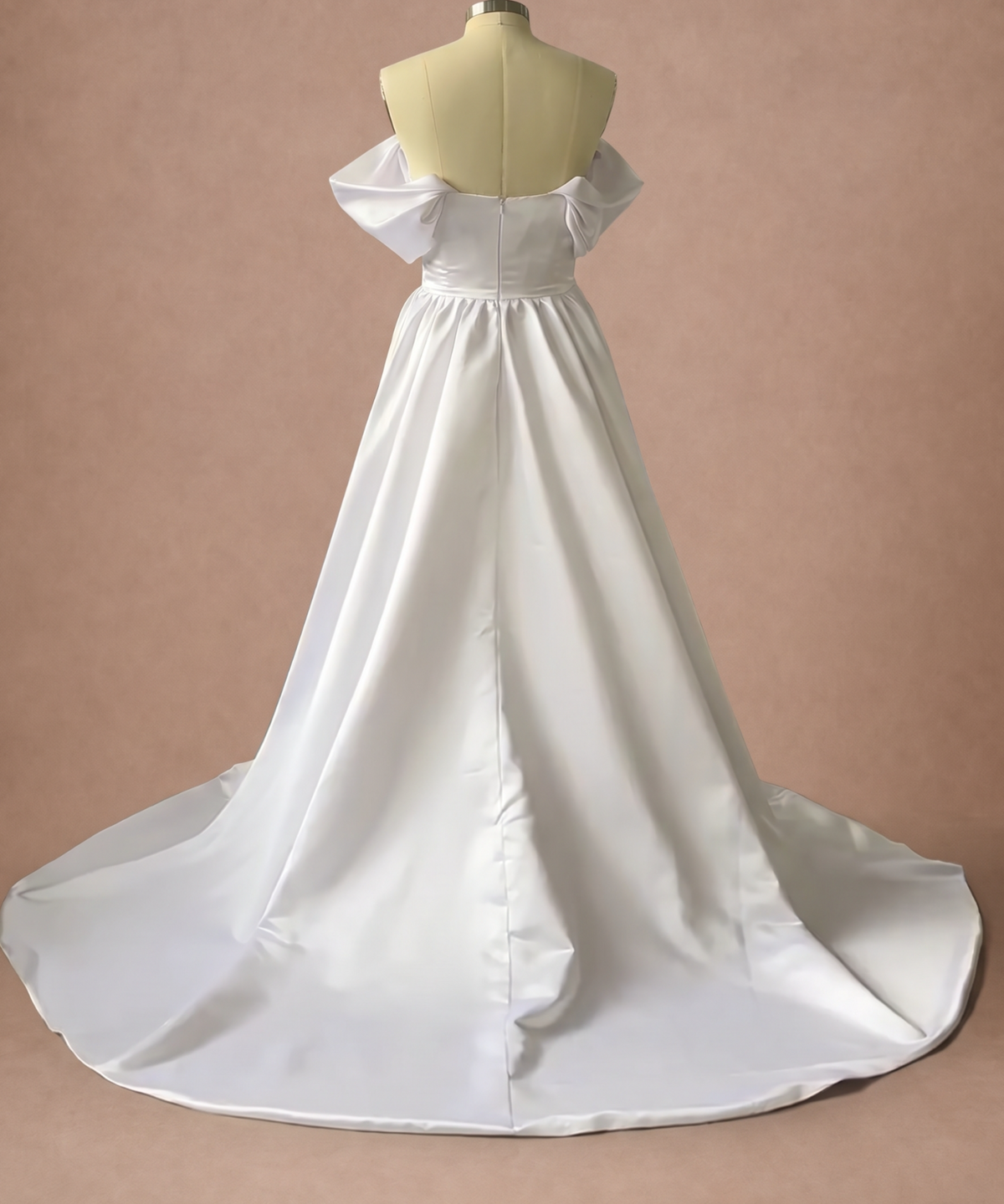 Robe de mariée bustier en satin à épaules dénudées — Mannequin — dos entier