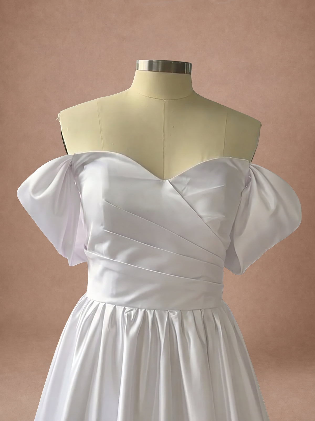 Robe de mariée bustier en satin à épaules dénudées — Mannequin — détail buste