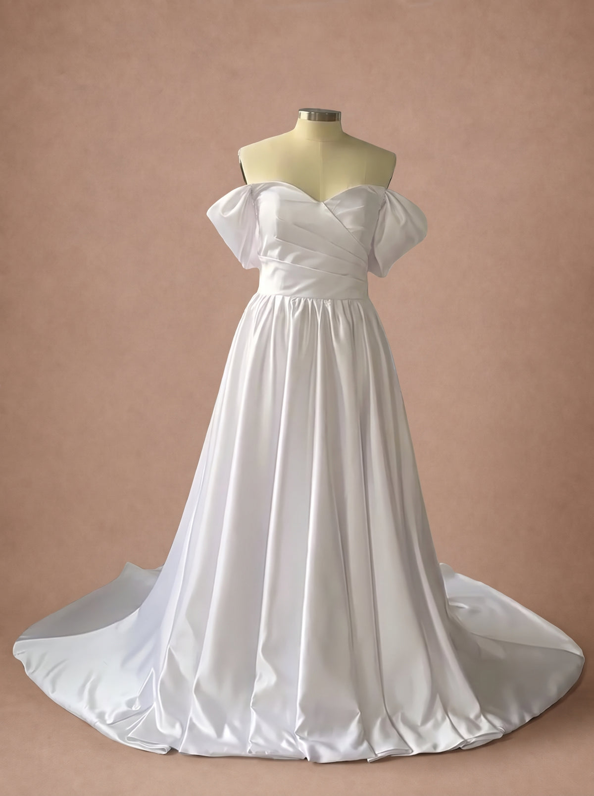 Robe de mariée bustier en satin à épaules dénudées — Mannequin — face entière