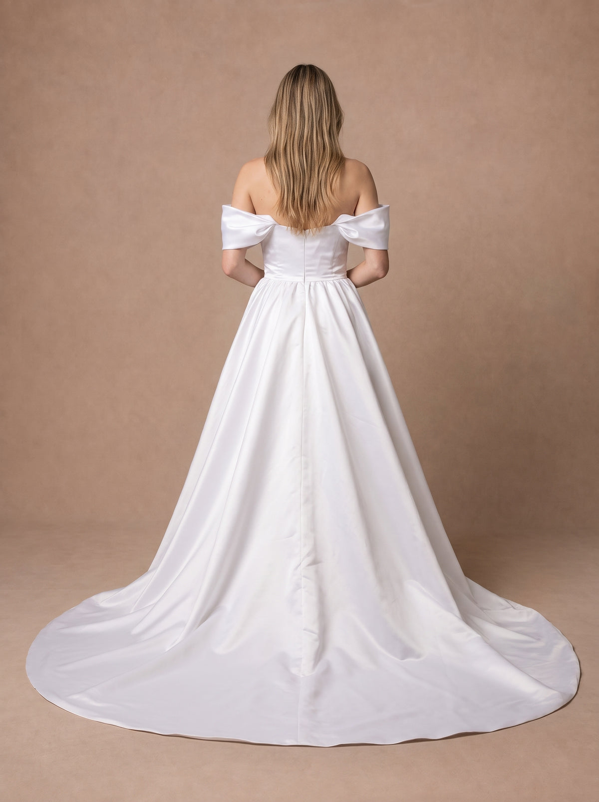 Robe de mariée bustier en satin à épaules dénudées — Modèle — dos